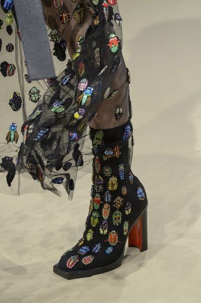 Вышитые жуки от "Alexander McQueen". Очень много жуков - 7