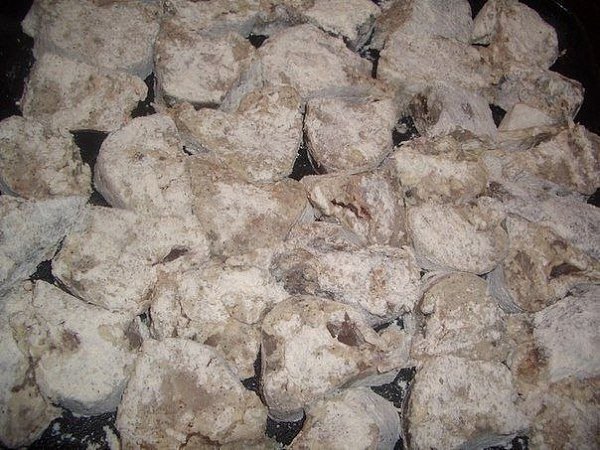 Рыба, запеченная в сметане .Ингредиенты: - 2 кг рыбы (хек, минтай) - 3 головки лука - 2 яйца - 150 г ... - 3