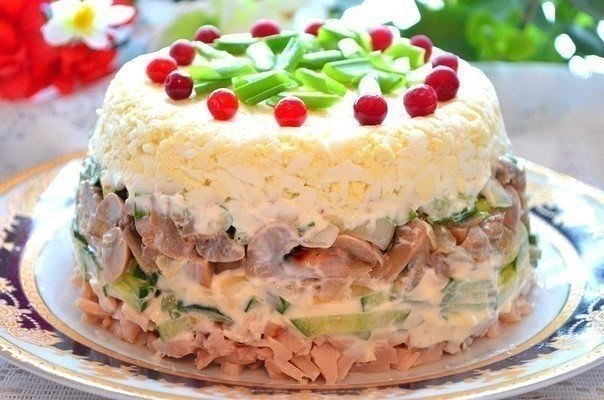 Куриный салат с яйцами и грибами.Ингредиенты:Копченая куриная грудка — 200 гОгурец свежий — 150 ...