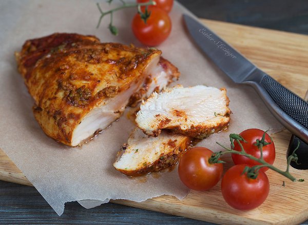 Остренькая и сочная куриная грудка. Ингредиенты: Куриная грудка - 350-400 г. Чеснок - 2 зубчика. ... - 2