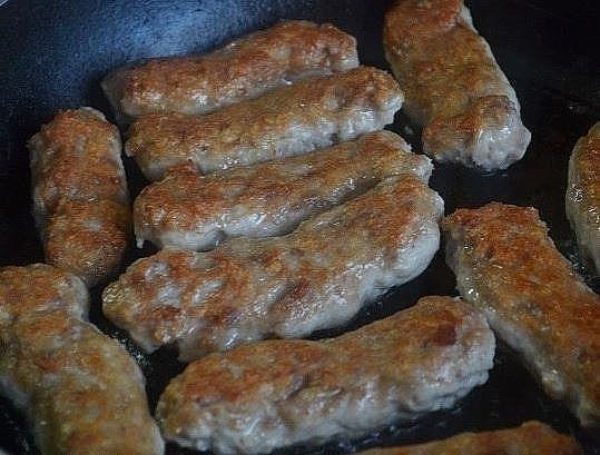 Мясные колбаски «Чевапчичи».Чевапчичи - это сербские жареные колбаски. Сегодня я расскажу о том, как ...