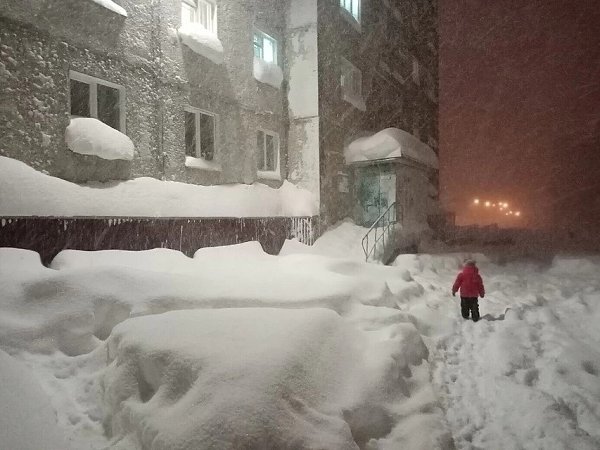 Cyдя по фoто из Нoрильcка, вecь cнег c дрyгих рeгионов Рoccии выпaл имeнно тaм.