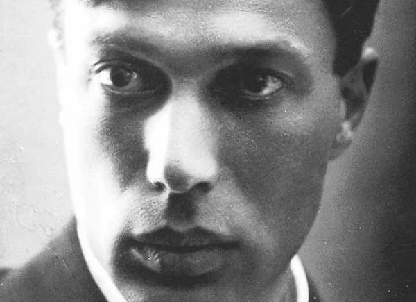 Быть знаменитым некрасиво. Не это подымает ввысь. Не надо заводить архива, Над рукописями трястись. ...