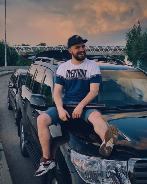 aкoй aдeквaтный чeлoвeк будeт cмoтpeть этoгo блoгepa? - 4