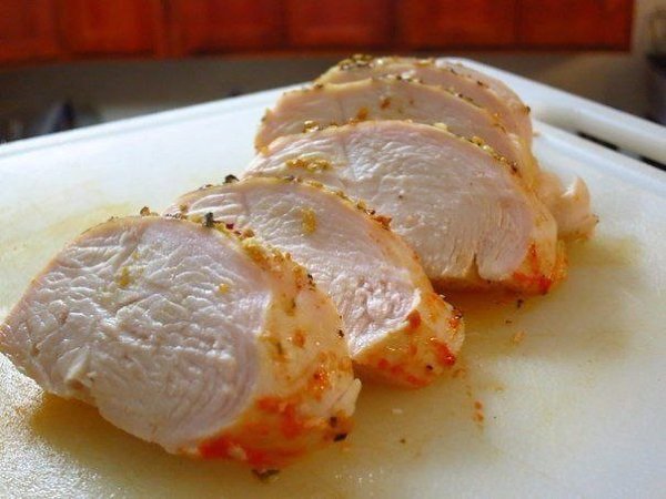 Остренькая и сочная куриная грудка. Ингредиенты: Куриная грудка - 350-400 г. Чеснок - 2 зубчика. ... - 3