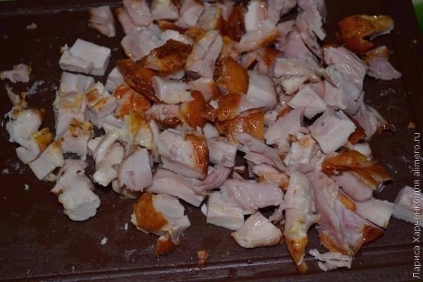 Салат с курицей, овощами и кунжутом.Ингредиенты:Помидор – 1 шт.Огурец – 1 шт.Маслины – 100 гСыр ... - 2