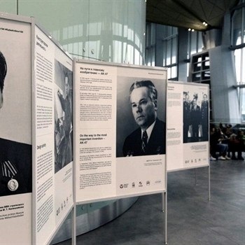 Выставка к 100-летию конструктора Михаила Калашникова открылась в Пулково.Пассажиры аэропорта могут ...