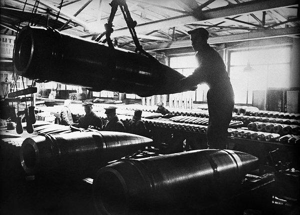 Приемка готовых морских 406-мм снарядов (для орудий Б-37) на одном из заводов. Ленинград. РСФСР. ...