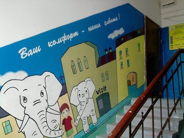 Где-то явно рисовал художник, а где-то сами жители. Все это российские города и самые обычные дома, ... - 2