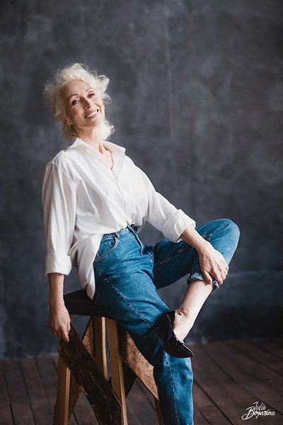 Это Лapиca Михальцова, ей 66 лет. Она живeт в селе, дepжит кур и пpeпoдaeт детям игpy нa баяне. A ... - 6