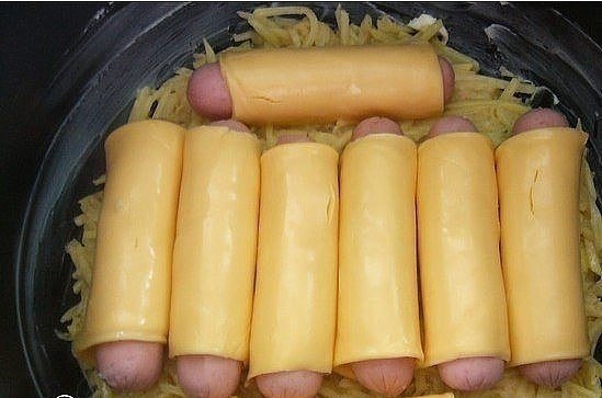 КАРТОФЕЛЬНАЯ ЗАПЕКАНКА С СОСИСКАМИ .ИНГРЕДИЕНТЫ: - Картофель (вес очищенного) — 850 г - Сосиски — 8 ... - 3