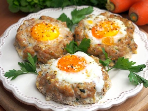 Гнезда из фарша с сыром.КБЖУ на 100 г ~ 272/14/21/6Ингредиенты (6 шт. по 100 гр.):- 450 г фарша (у ...