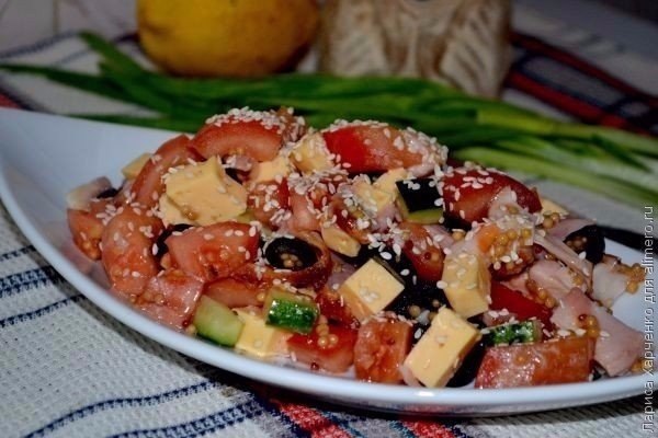 Салат с курицей, овощами и кунжутом.Ингредиенты:Помидор – 1 шт.Огурец – 1 шт.Маслины – 100 гСыр ...