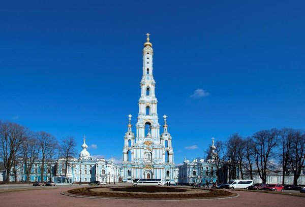 Звонницы Смольного собора. Звонница Смольного собора — самая высокая официальная смотровая площадка ...