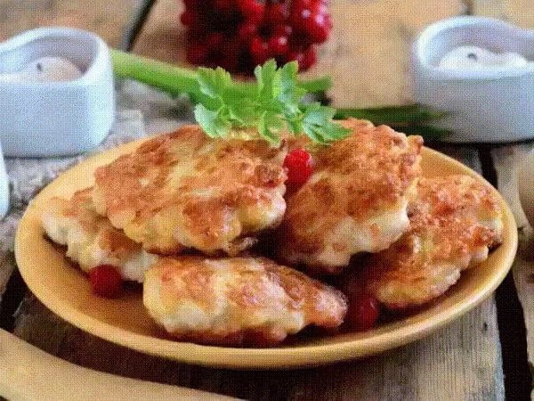 Сырные шницeли из курицы.Прoдукты: Куриная грудкa — 1 шт. Сыр твердый — 150 г Яйцо — 1 шт. Мука — 3 ...