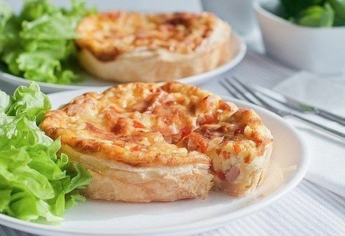 Киш с ветчиной и томатами.Ингредиенты:- 250 гр размороженного слоеного теста- 120 гр ветчины ...