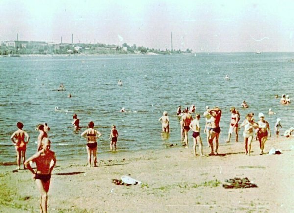 Городские пляжи СССР. Довольно часто советские люди выбирали отдых прямо на берегу рек и других ... - 4