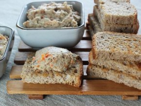 СЕЛЕДОЧНЫЙ ПАШТЕТ С МОРКОВЬЮ И ЛУКОМ.Очень вкусен паштет из селедки на черном хлебе. Можно его ...