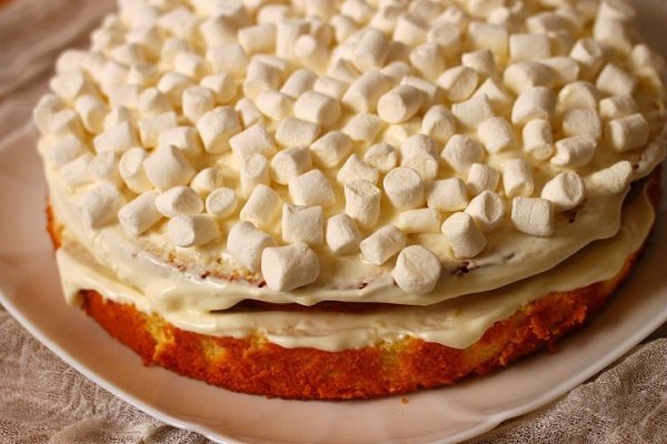 Бисквитный торт со сметанным кремом, украшенный зефиром — нежный и вкусный! Бисквитный торт со ...