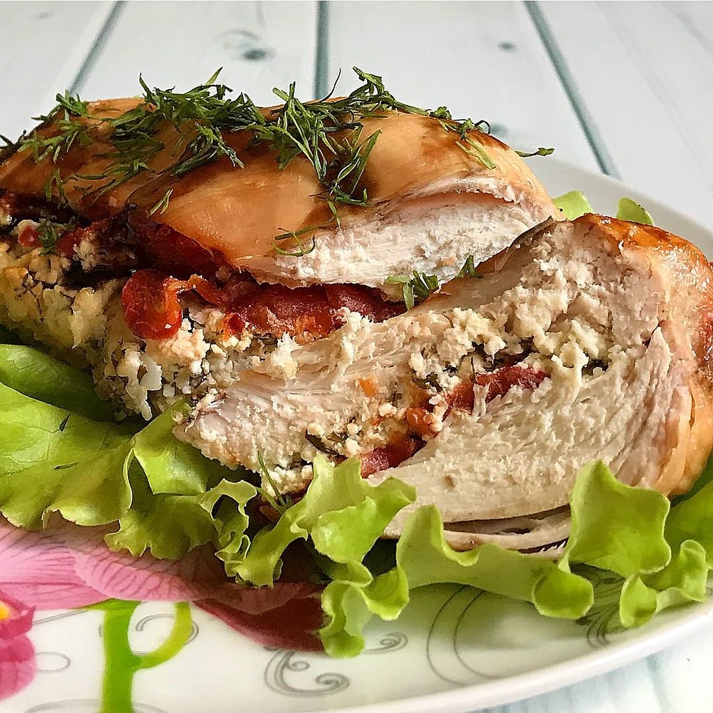 Куриная грудка с творогом и зеленью.куриная грудка - 2шттворог - 100гчеснок - 2 зубчикапомидор - 1 ...