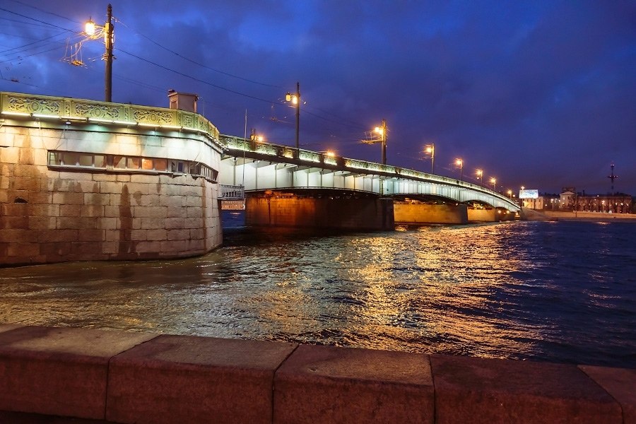 Легенды Литейного моста. Говорят, что в водах Невы, прямо под Литейным мостом, покоится гигантский ...