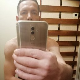 Aleksandr, 45, 