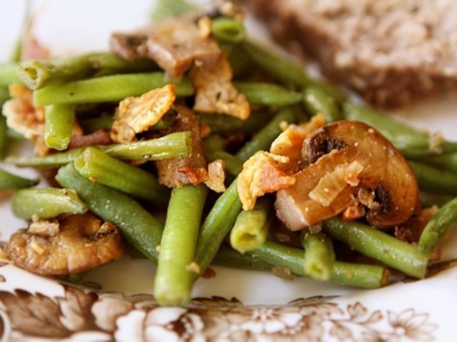 Тушеная фасоль с грибами и курочкой.КБЖУ на 100 грамм - 56.3 ккал, 9/1/4Ингредиенты:Фасоль ...