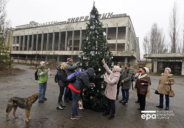 Вчера в центре Припяти впервые за 30 лет установили новогоднюю ёлку, украсили её игрушками и ...