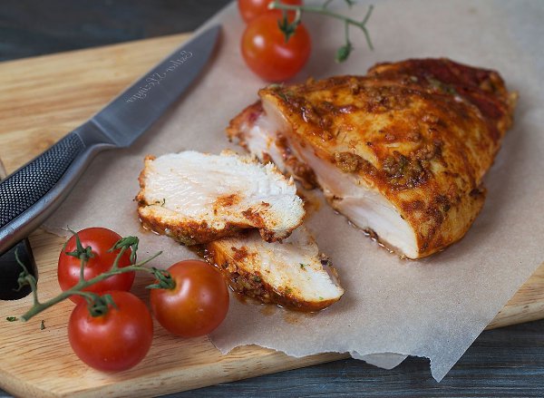 Остренькая и сочная куриная грудка. Ингредиенты: Куриная грудка - 350-400 г. Чеснок - 2 зубчика. ... - 4