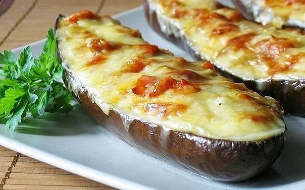 Лодочки из баклажанов с грибами.Ингредиенты: Баклажаны – 3 штуки; Грибы (любые) – 400 граммов; Лук ...
