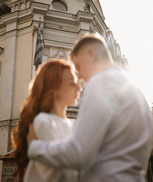 Любая женщина становится шикарной, когда с ней мужчина, который умеет зажечь ее глаза и украсить ее ...