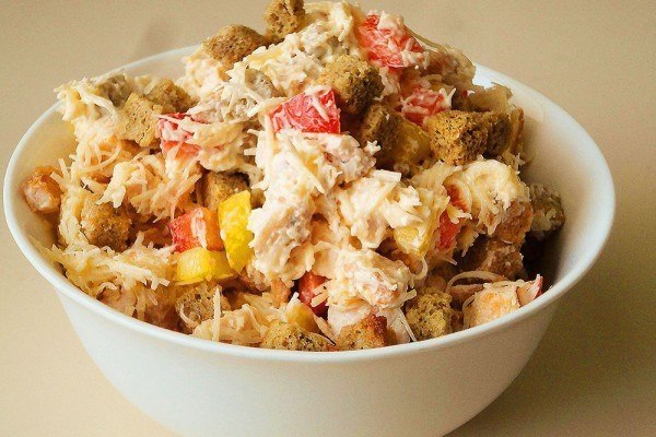 Салат с курицей и сухариками .Рецепт салата с курицей и сухариками, в сочетании твердого сыра и ...