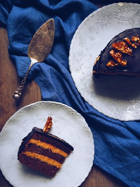Торт Прага с карамельно-грильяжным кремом. Бисквит: 6 яиц 115г муки 150г сахара 25г какао 40г масла ...