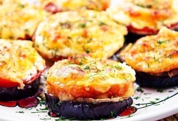 Баклажаны, запеченные с помидорами и грибами.Итого на 100 грамм 63 ккалБ/Ж/У 3.8 / 3.9 / ...