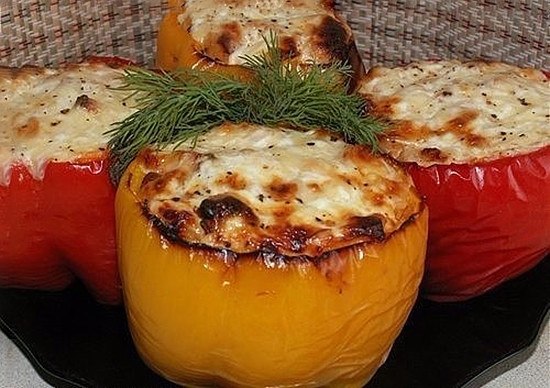 Курица в перце. Ингредиенты: 4-5 болгарских перца (крупных) филе курицы ...