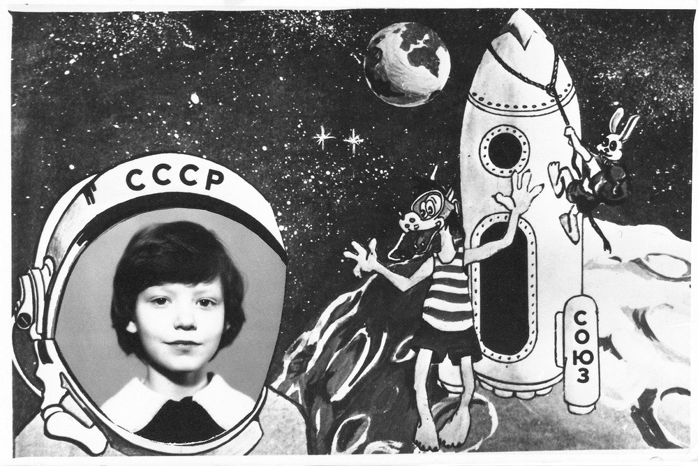 Советские дети космонавты. Ребенок мечтает стать космонавтом. Мальчик мечтает стать космонавтом. Ребенок мечтает о космосе.