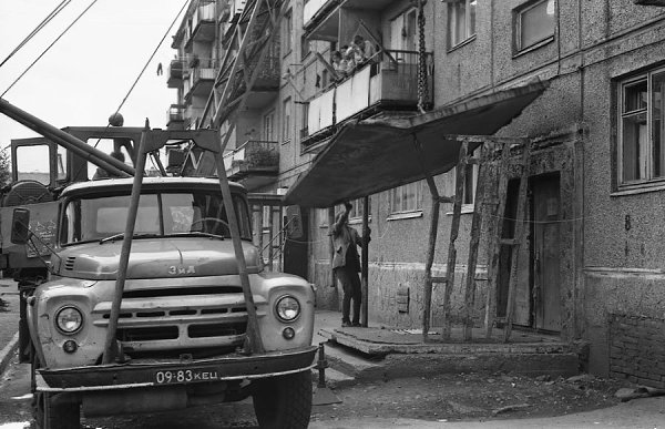 “Замена подъездного козырька. 1981 г. Междуреченск. СССР.”