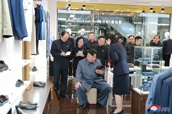 Ким Чен Ын посетил универмаг КНДР, где внимательно осмотрел обувь и стал героем фотожаб.
