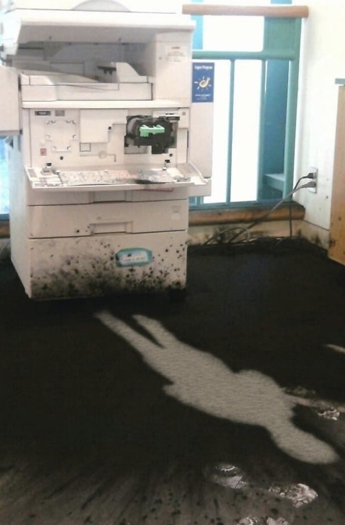 Заправил картридж прикол. Заправил картридж пишет нет чернил. Заправил картридж пишет нет чернил. Рабочее место заправщика картриджей. Обнуление уровня чернил canon.