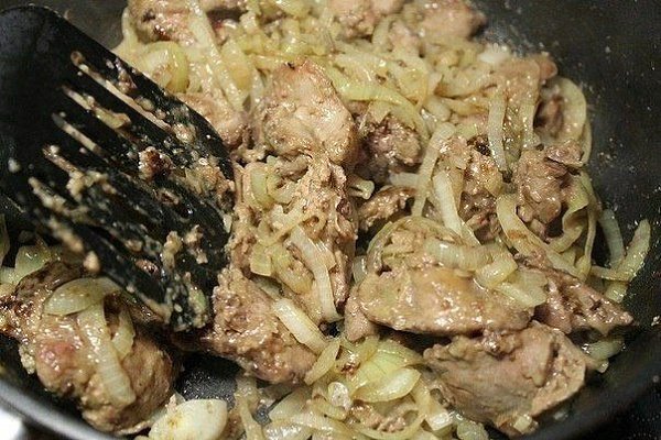 КУРИНАЯ ПЕЧЕНЬ С ЛУКОМ.ИНГРЕДИЕНТЫ: Печень куриная — 500 г ; Лук репчатый — 300 г 2шт; Масло ... - 4