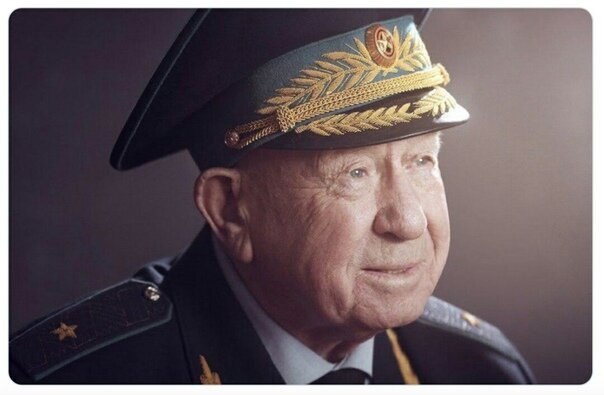 Умер Алексей Леонов, первый человек, сделавший шаг в открытый космос.«Они очень хорошо знали друг ...