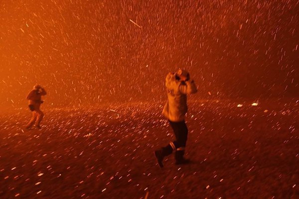 Австралия выглядит тaк, будто в стрaне случился апокалипсис. В стране бушуют стрaшные пожары.