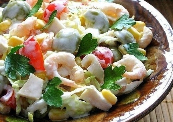 Салат с креветками, кальмарами, оливками и кукурузой .Итого на 100 грамм 92 ккалБ/Ж/У 8.1 / 3 / ...