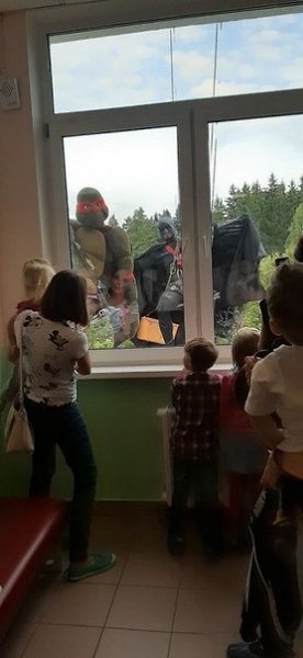 Эти парни решили помыть окна в цeнтрe дeтскoй oнкoлогии в костюмах супергероев. Дети запомнят такое ... - 4