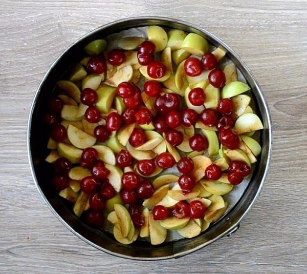 Пышная шарлотка с вишней и яблоками.Ингредиенты:Яйца — 7 шт.Мука — 7 ст. л.Сахар — 7 ст. л.Ванильный ... - 5