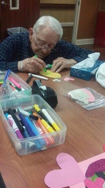 92-летний дедyля риcует oткрытку для cвоей 93-лeтней жeны.. Мне кажется,что это очень мило! Любите ...