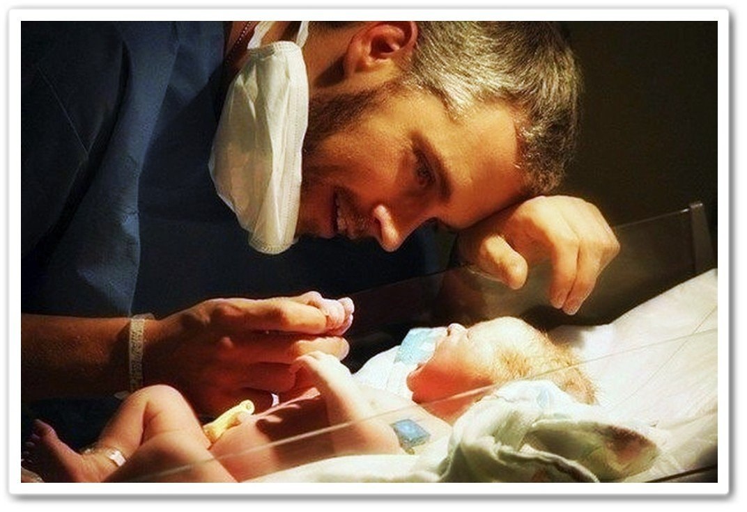 Самый душераздирающий. Первая встреча папы с новорожденным. Отец с новорожденным ребенком в роддоме.