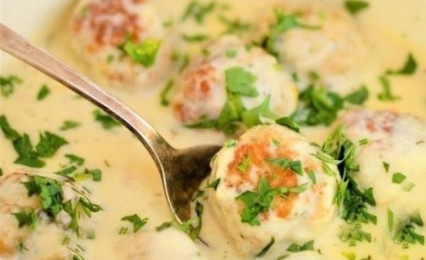 Легкие тефтели с начинкой и вкусным соусом .Ингредиенты:Грудка куриная (индейки) - 900гр.Гречневая ...