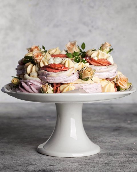 Торт из гнезд клубничной меренги с тремя разными начинками.Автор: cakes_spirit (Инста)Сохраните в ... - 3
