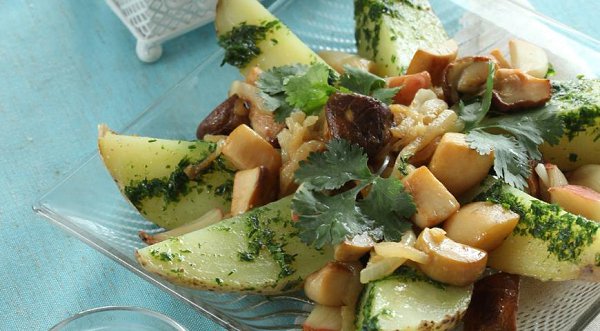 Картофельный салат с грибами и печеным чесноком.Грибы, картофель, лук, чеснок – все просто до ...